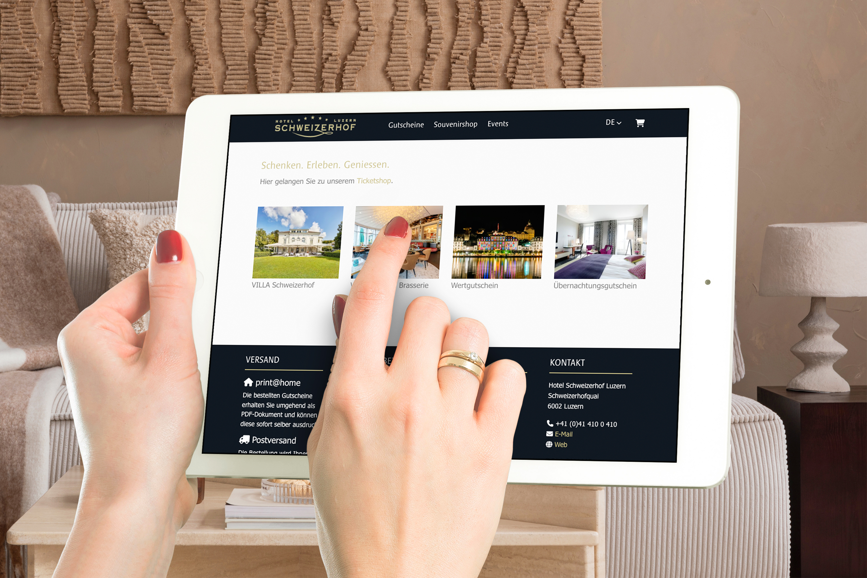 Über den Onlineshop auf der Website des Hotel Schweizerhof Luzern können Besucherinnen unter anderem Gutscheine, Tickets und weitere Angebote direkt buchen oder kaufen.